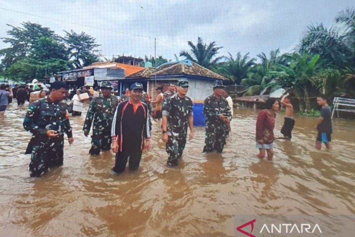 Kodim 0401/Musi Banyuasin bantu korban  banjir di Sanga Desa