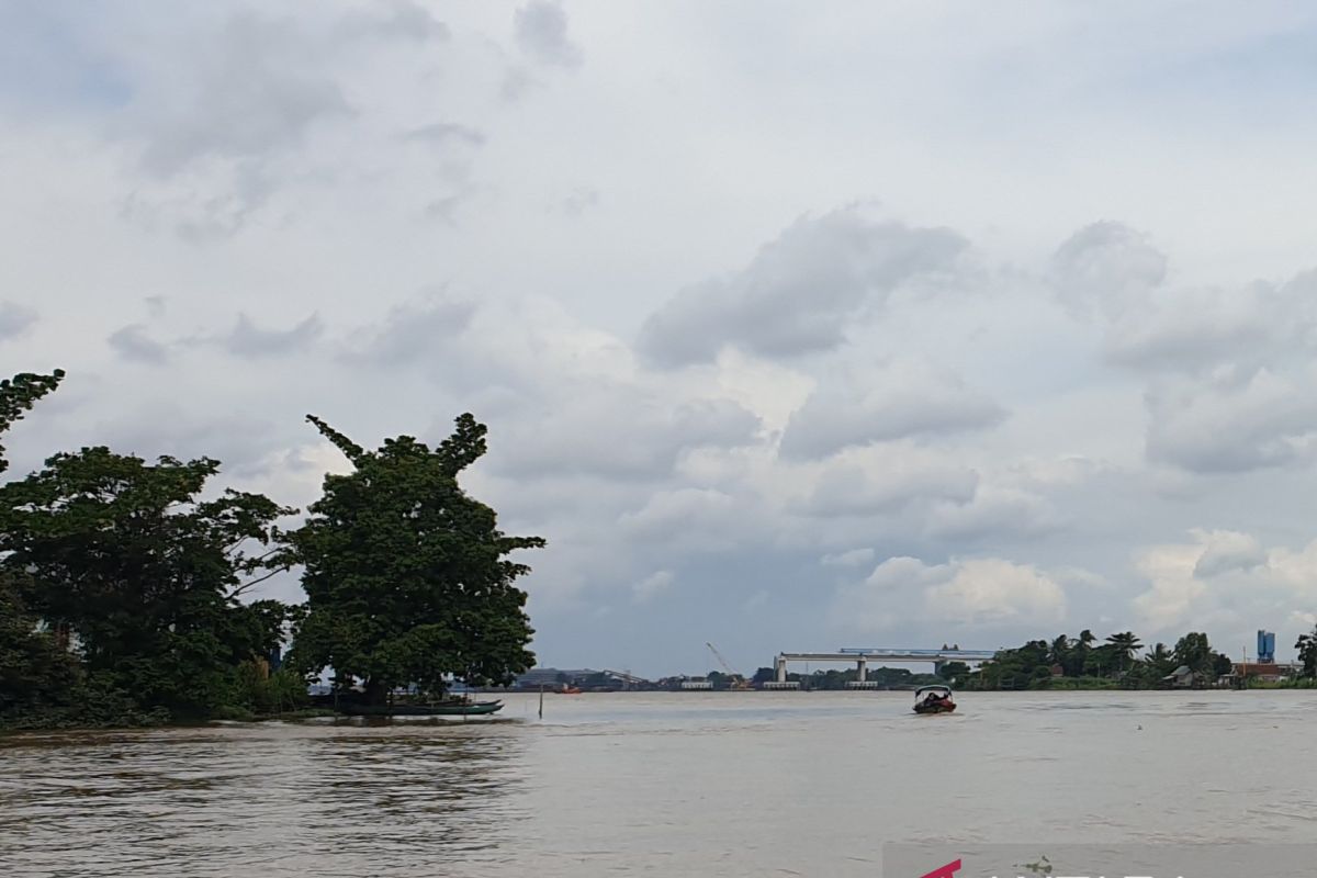 TNI bantu  beally ganti jembatan di Prabumulih dihantam banjir