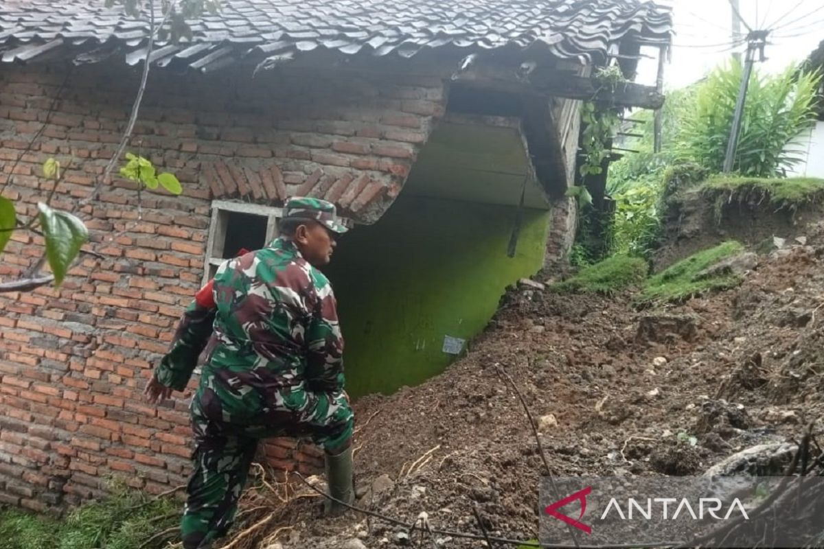 Rumah warga rusak dan tutup akses jalan akibat longsor
