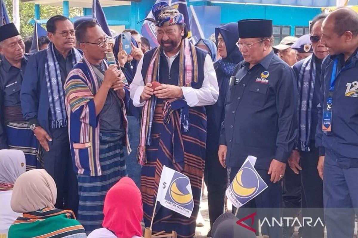 Awali kampanye akbar, Surya Paloh temui perajin tenun Pringgesela Lombok Timur