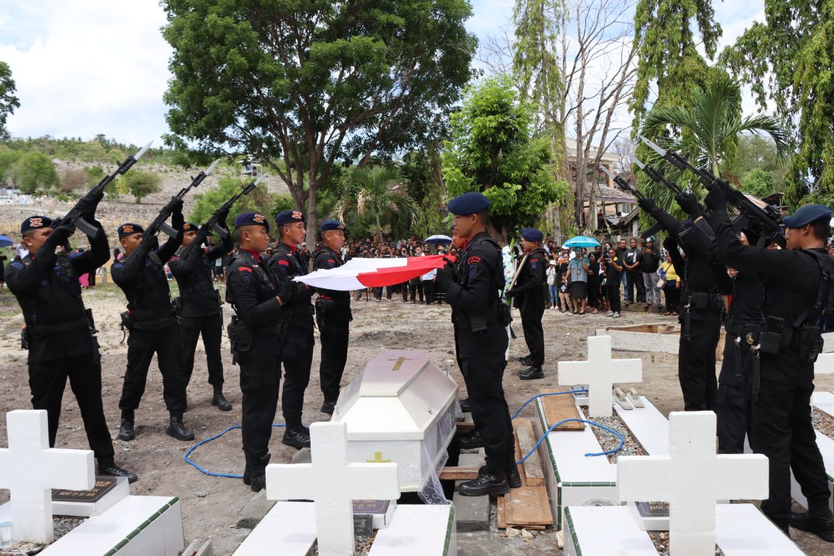Jenazah Briptu Alfando Steve korban KKB dimakamkan di TMP Kabupaten Banggai