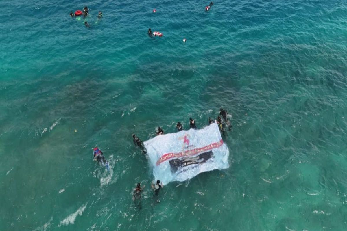 Imigrasi Banggai bentangkan bendera di laut peringati HBI ke-74