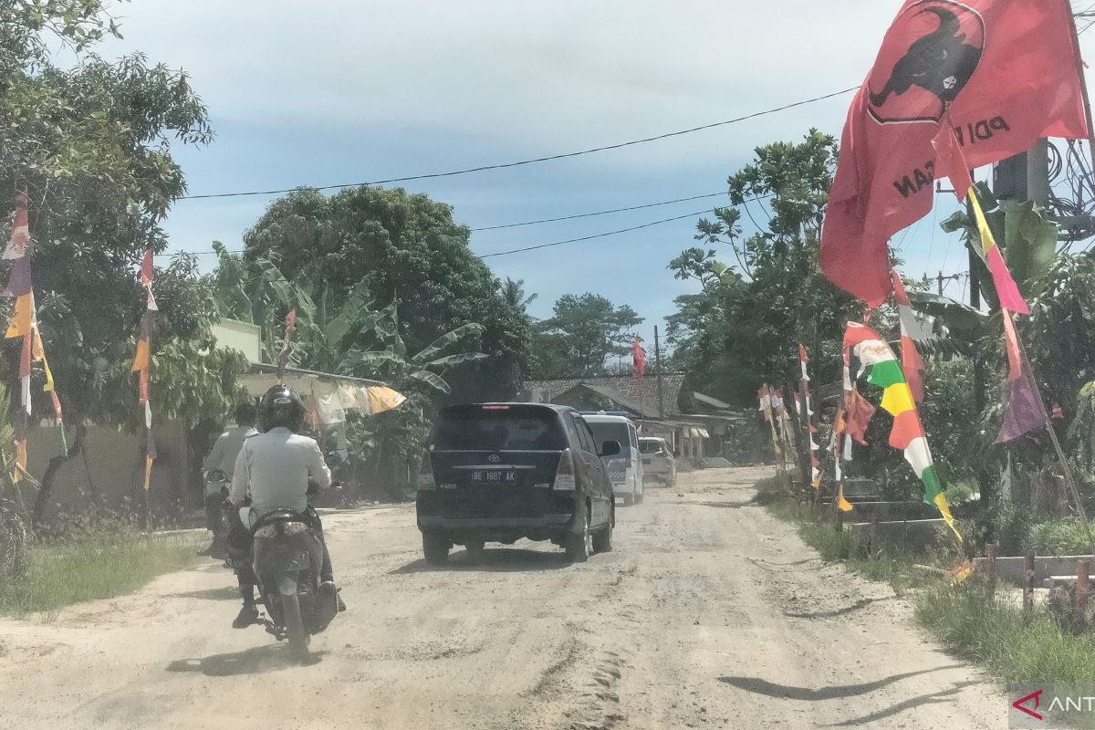 Kunjungi ponpes, Ganjar Pranowo kritik jalan rusak di Lampung Selatan