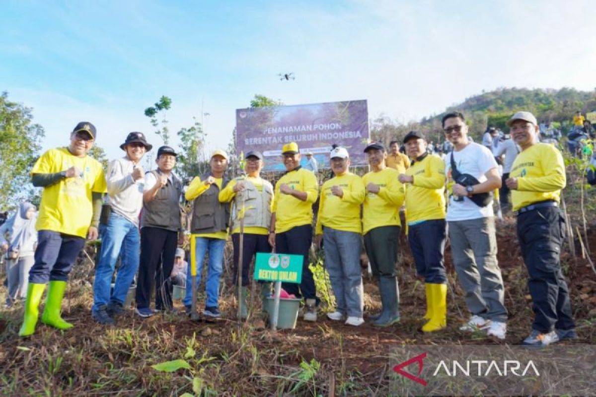 ULM plants thousand trees to lower forestry emissions, supports LHK Ministry