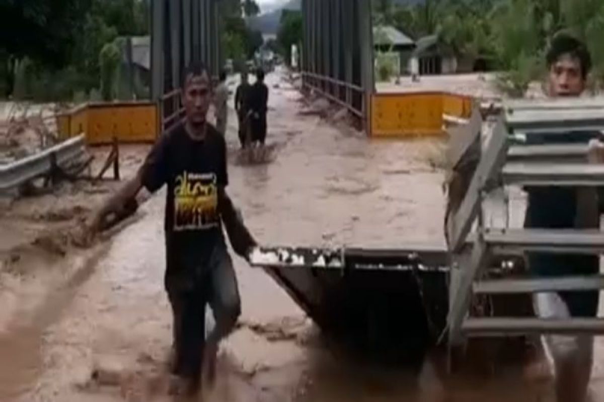 Jalur antarkabupaten di Sulteng terputus dampak banjir di Touna