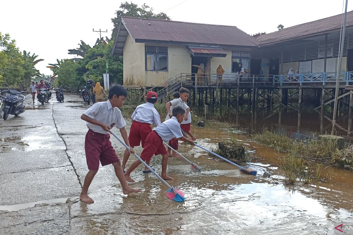 Banjir di daerah hulu surut kini banjir genangi daerah hilir sungai Kapuas