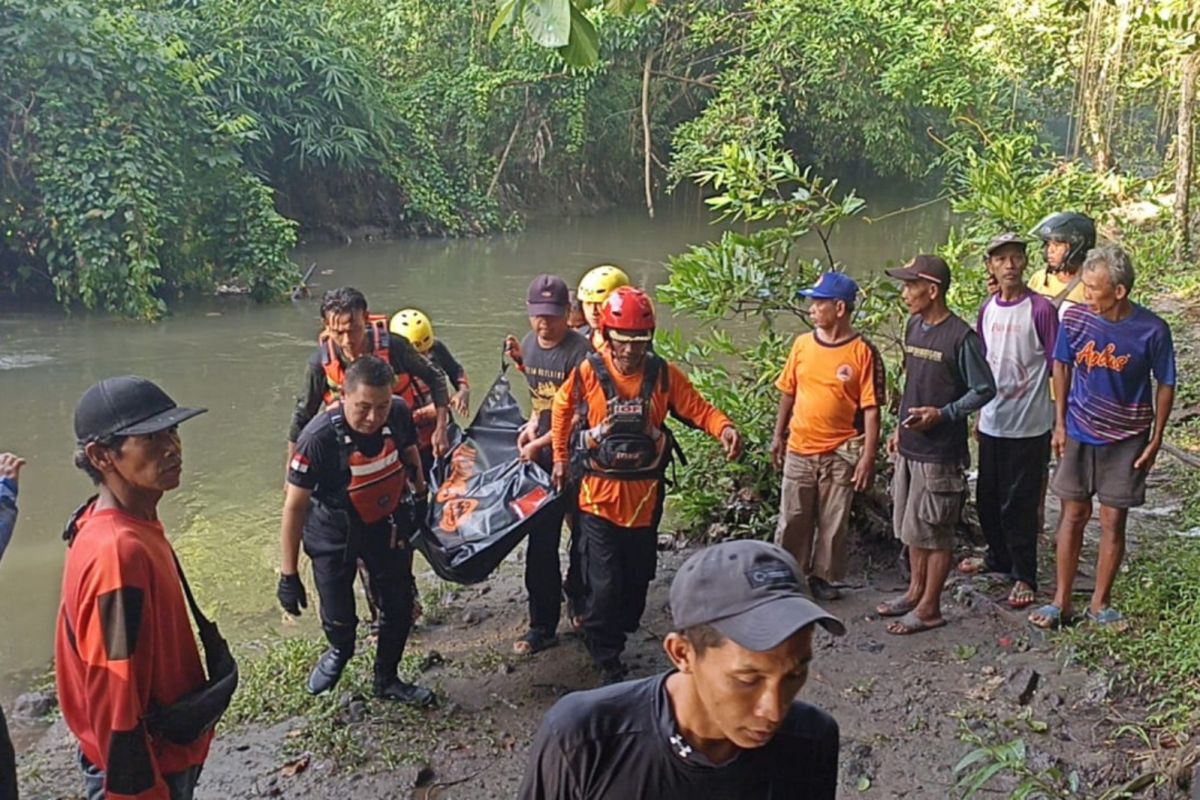 Jenazah remaja yang hanyut di Sungai Konteng Bantul dievakuasi Tim SAR