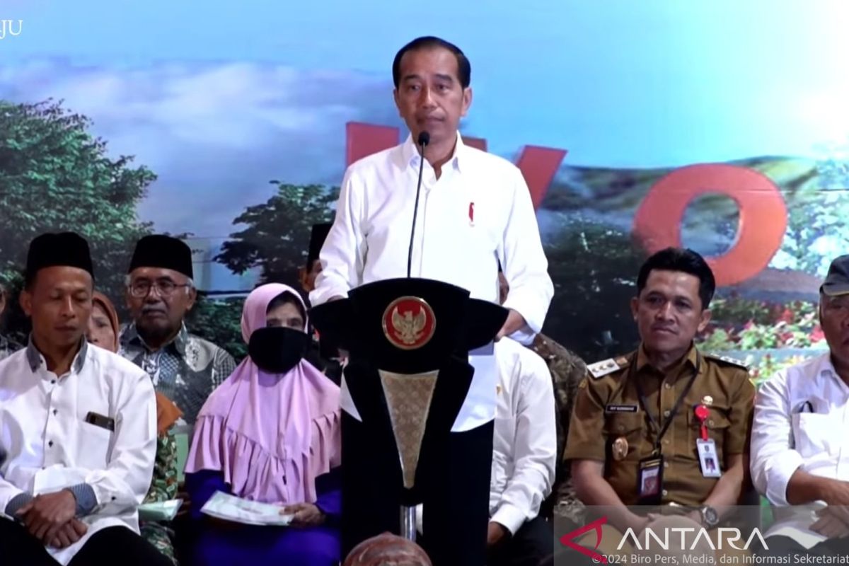 Jokowi pergi dari subuh hingga bagikan sertifikat tanah di Wonosobo