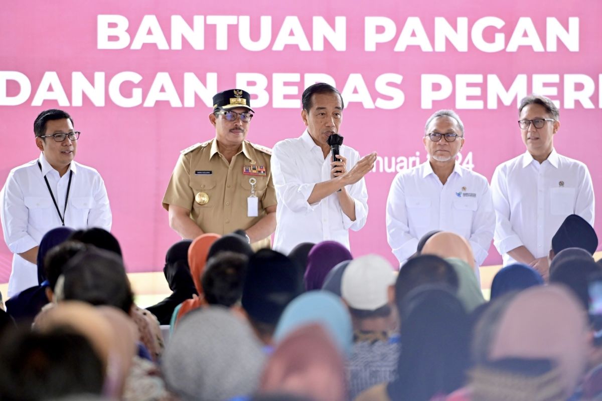 Presiden Jokowi menyalurkan bantuan beras kepada masyarakat di Jawa Tengah
