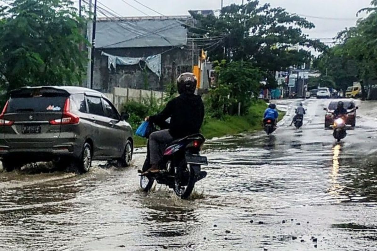 BMKG forecasts rain, strong winds in several provinces