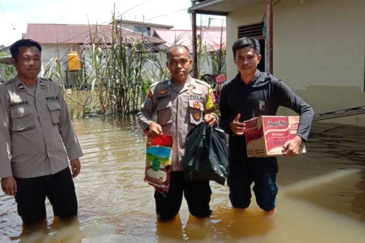 Korban Banjir Desa Mungguk dapat paket sembako Kapolres Sekadau