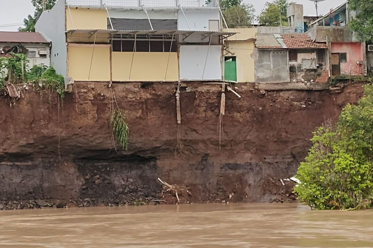 Warga berharap pemerintah tangani tebing Sungai Klawing yang longsor