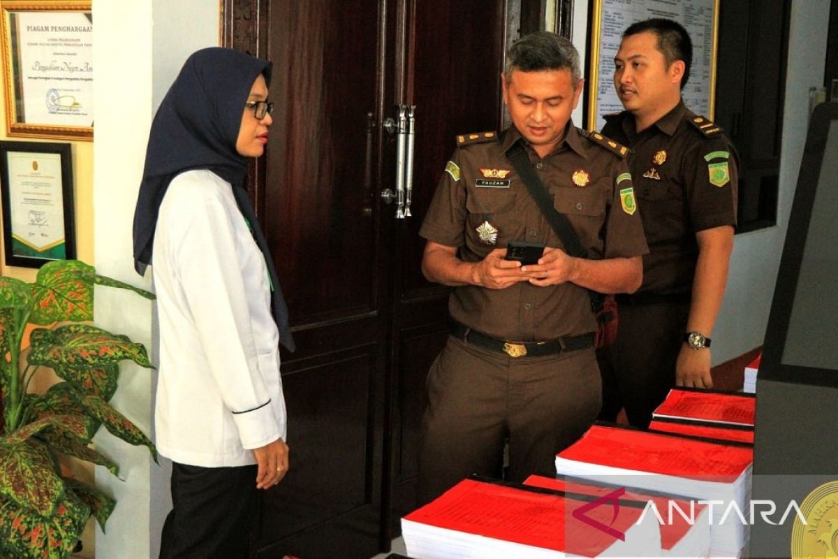 Kejari  limpahkan berkas lima tersangka komisioner KPU Aru