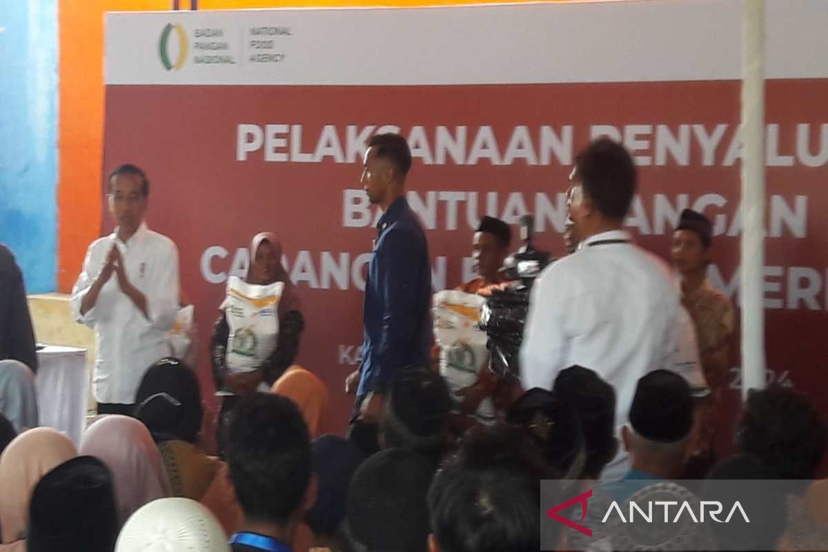 Presiden Jokowi berikan bantuan pangan CBP di Temanggung
