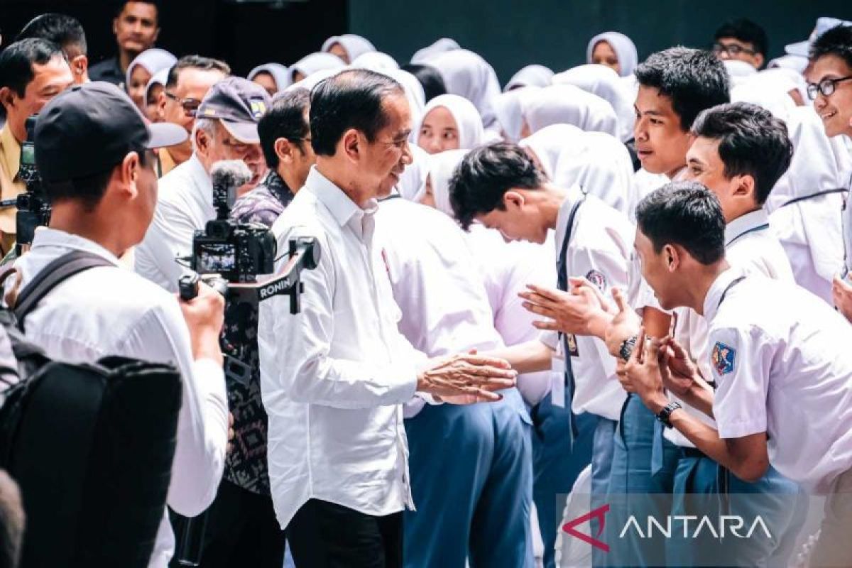 Jokowi bagikan bantuan PIP di Kota Magelang