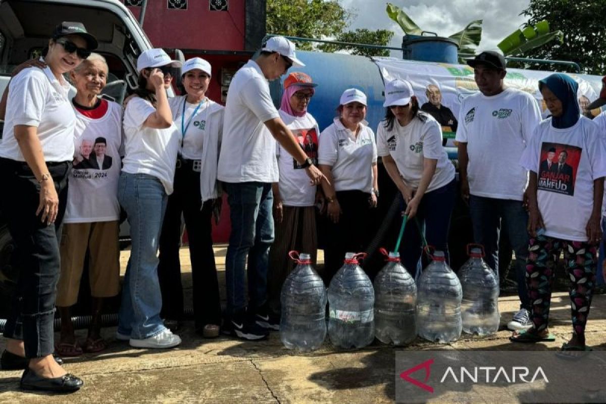 Relawan Progresif Ganjar-Mahfud bagikan air bersih di Wonogiri