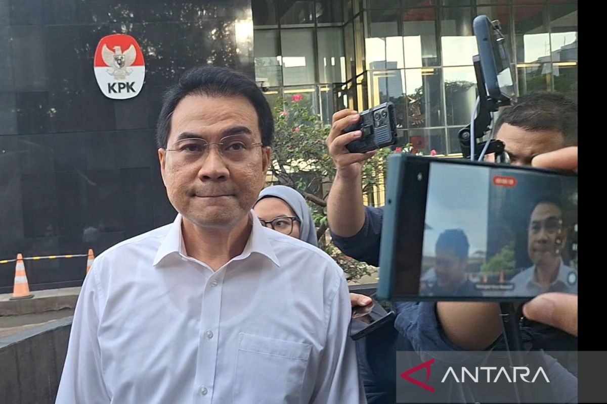 Mantan Wakil Ketua DPR Azis Syamsuddin bungkam selesai diperiksa KPK