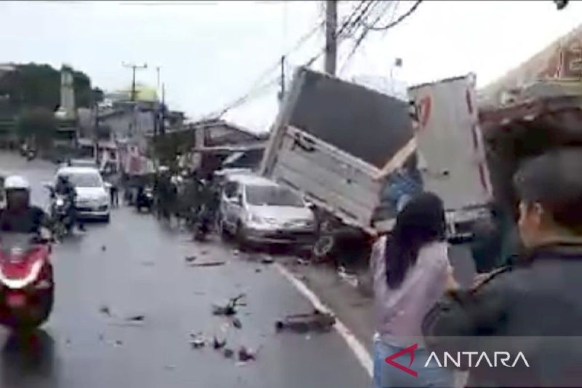 Tabrakan beruntun di Jalur Puncak Bogor, kendaraan hancur berkeping