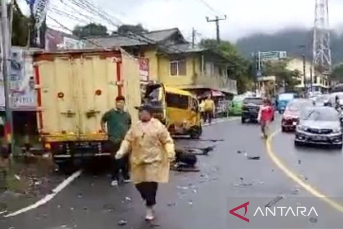 Tabrakan beruntun, 14 orang luka ringan-berat