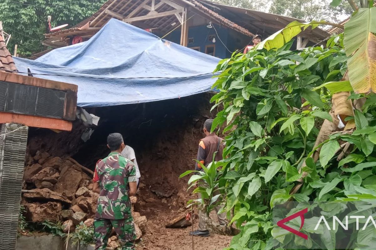 Bencana Longsor dan pergerakan tanah landa sejumlah wilayah di Sukabumi