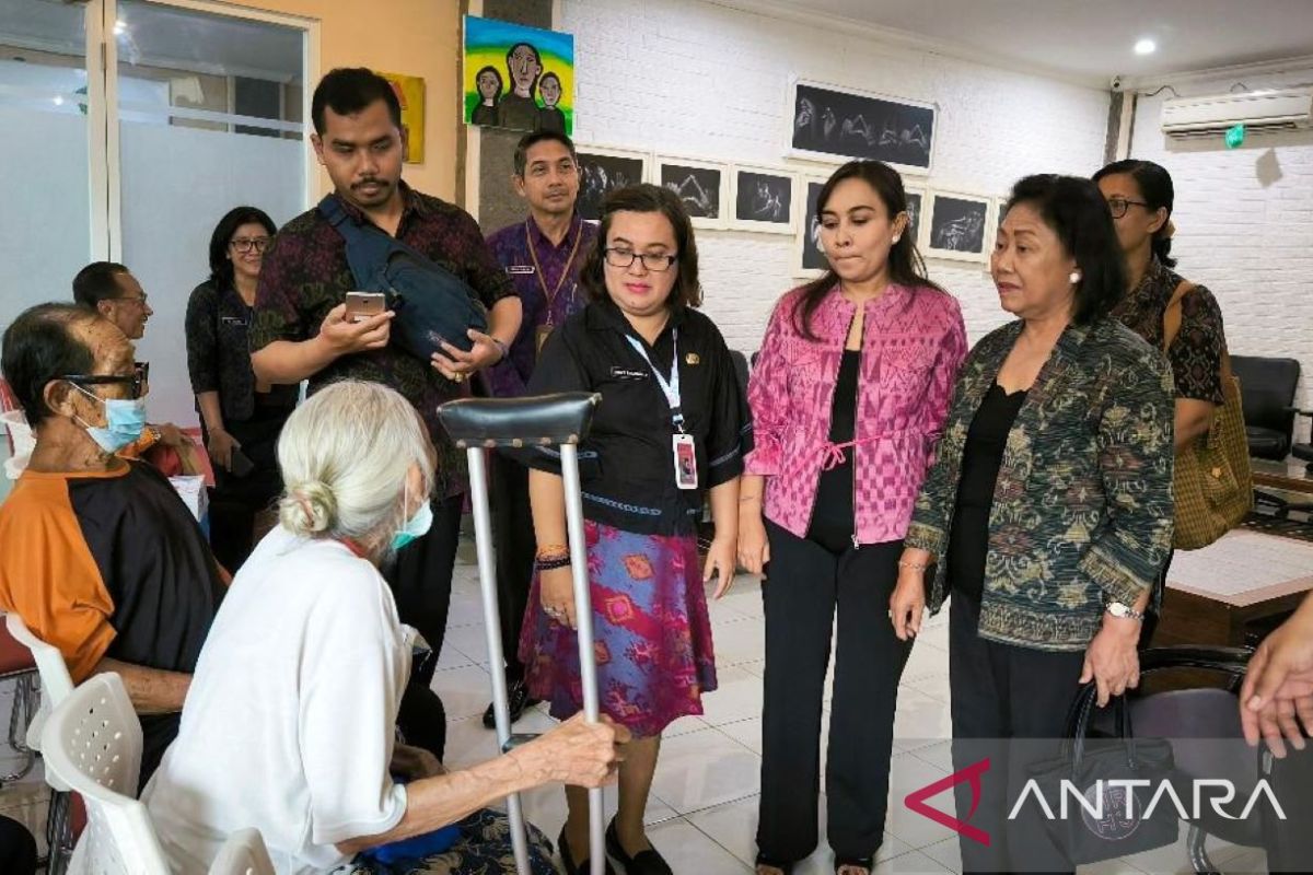 Pemkot Denpasar salurkan 981 paket beras untuk lansia dan disabilitas