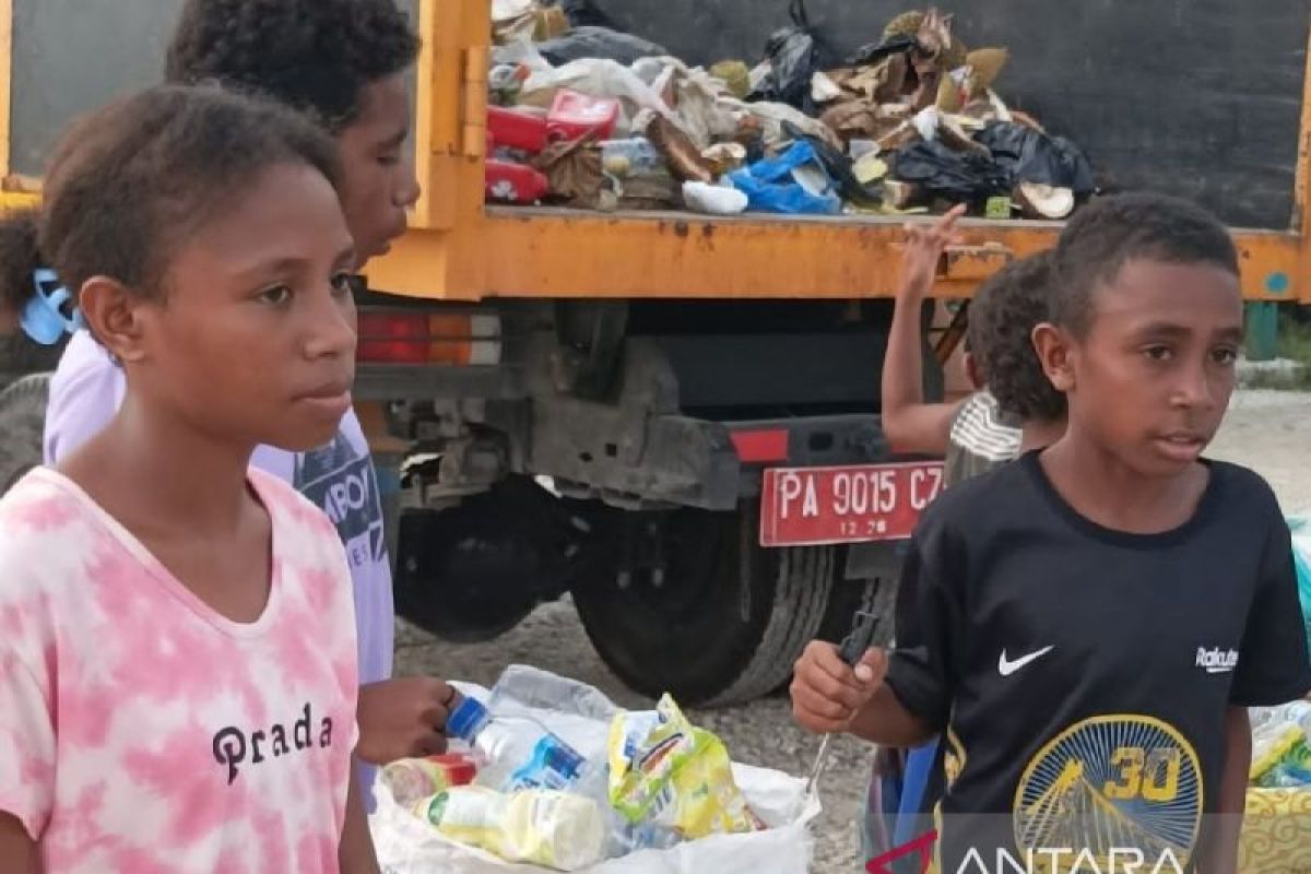 Pemkab ajak warga Biak kelola sampah plastik tambah pendapatan keluarga
