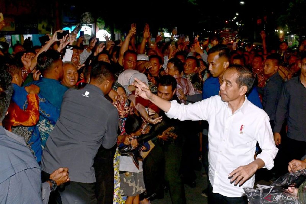 Presiden Jokowi dan Iriana bagikan kaus dan perlengkapan balita