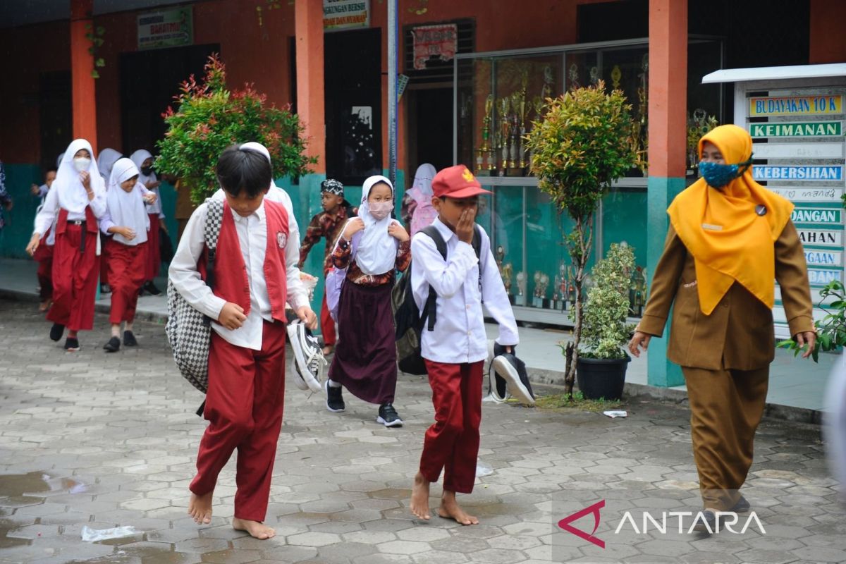 Para siswa dipulangkan karena terganggu bau gas kimia di Cilegon