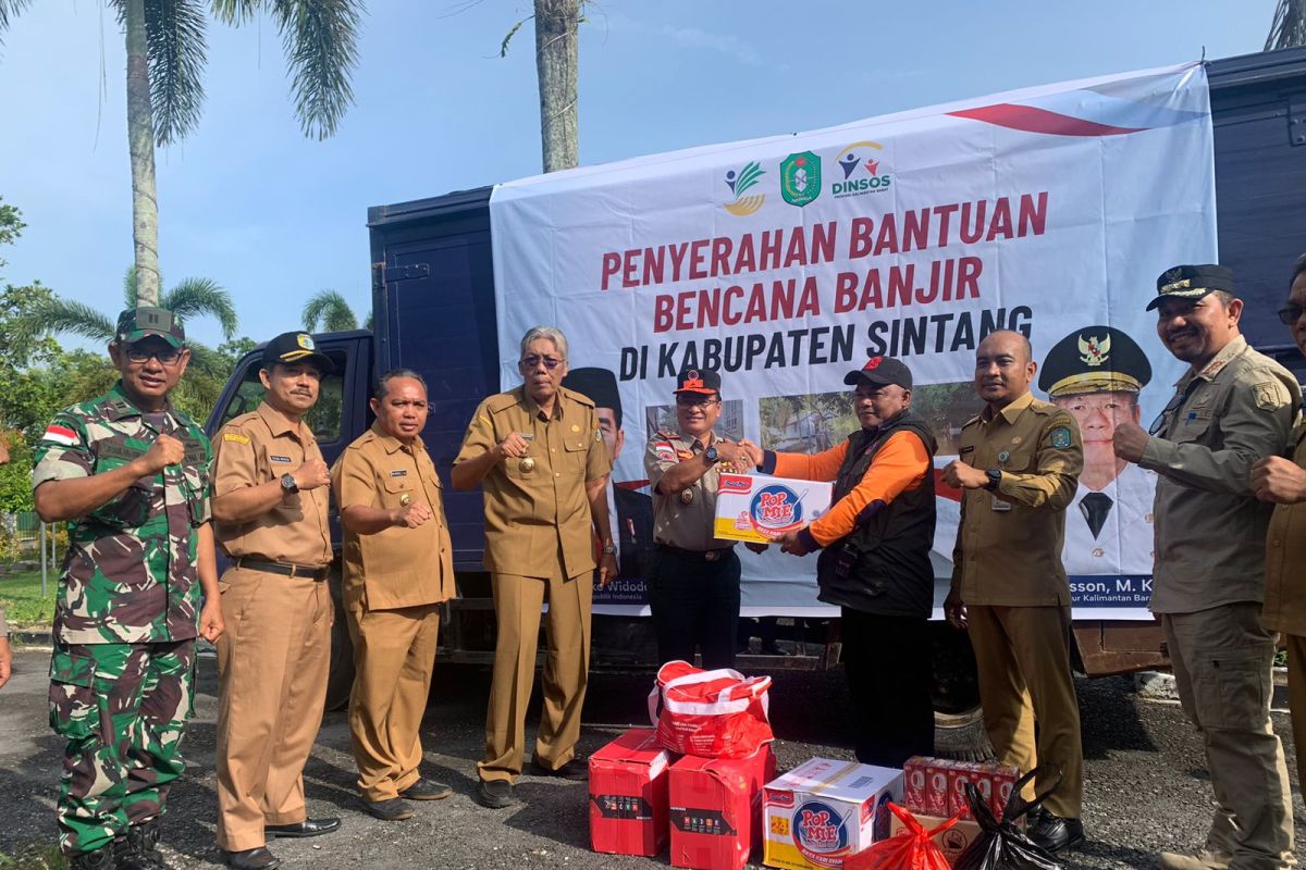 BPBD serahkan bantuan bagi warga terdampak banjir di Sintang