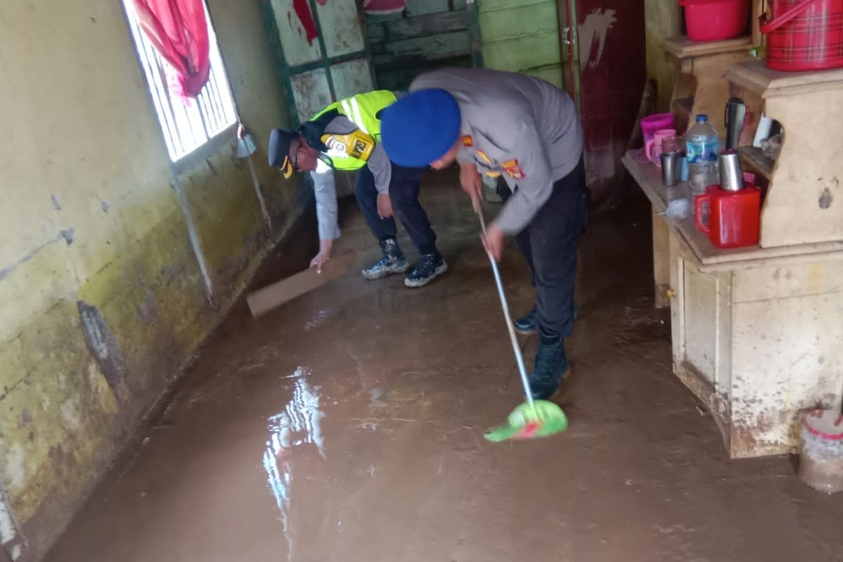Polres Tojo Una-una ikut bantu warga terdampak banjir