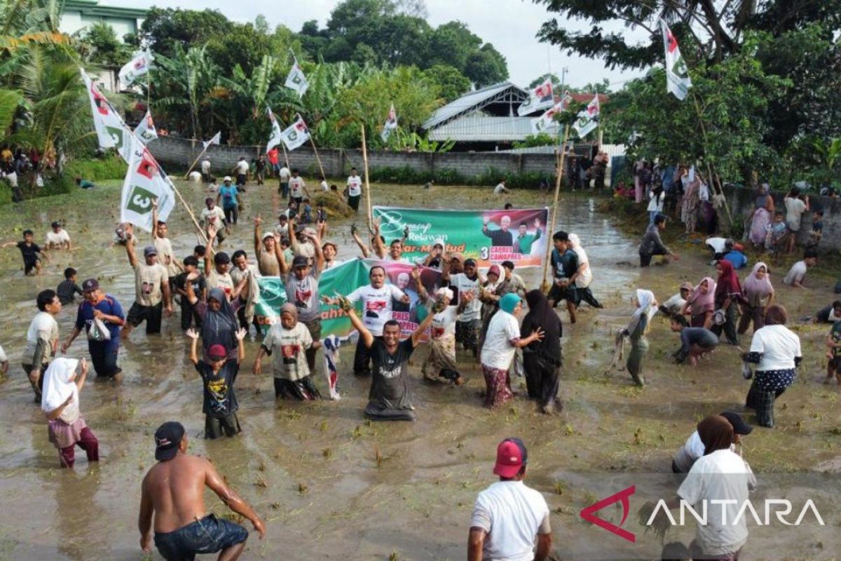 Relawan capres Ganjar-Mahfud di Lombok gelar "begasap" berburu ikan