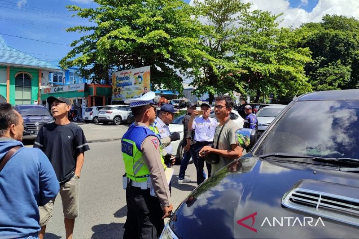 Polisi dan Dishub Kota Bengkulu tilang puluhan kendaraan parkir liar