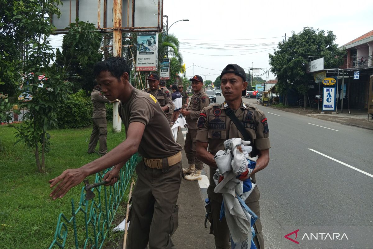 Bawaslu Cirebon tertibkan bendera parpol dan APK di jalur pantura