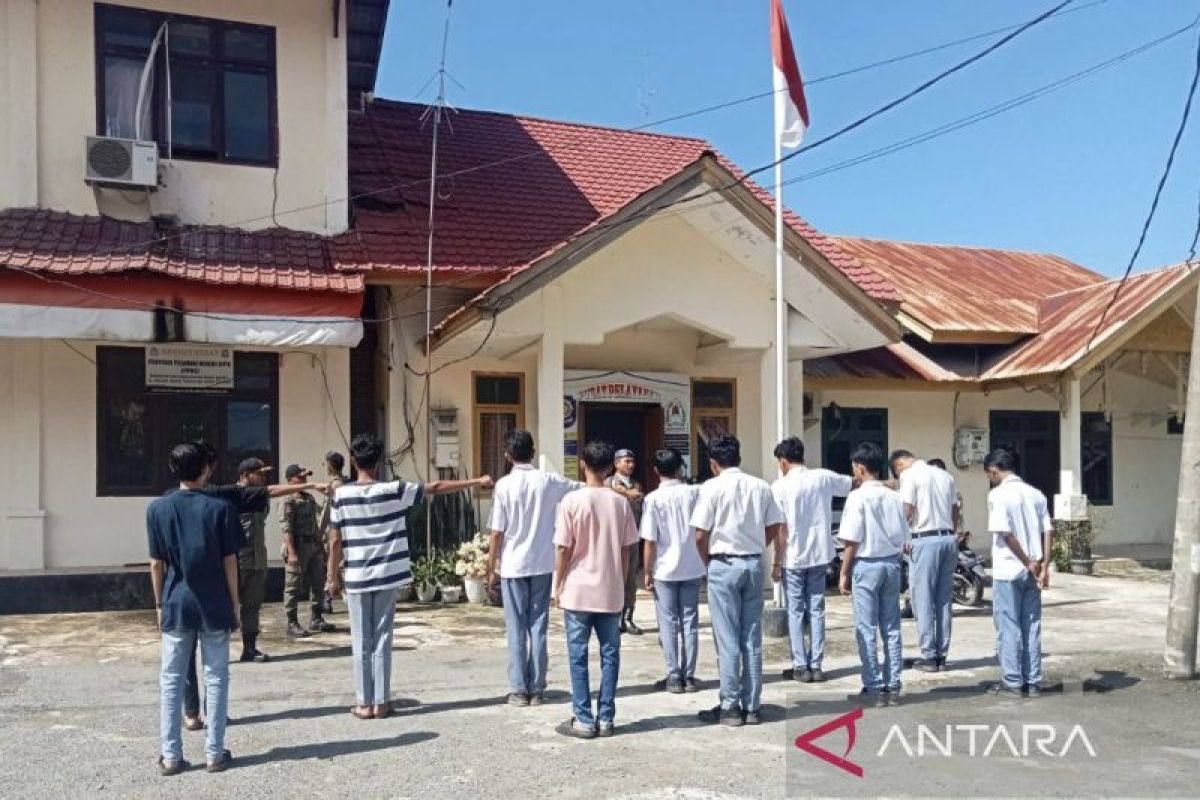Satpol PP Aceh Barat tangkap belasan siswa bolos