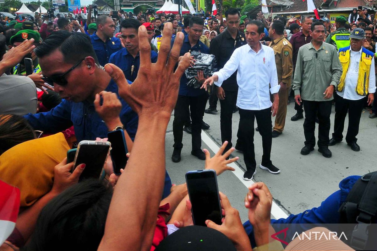 Jokowi respons soal salam dua jari dari mobilnya saat di Salatiga