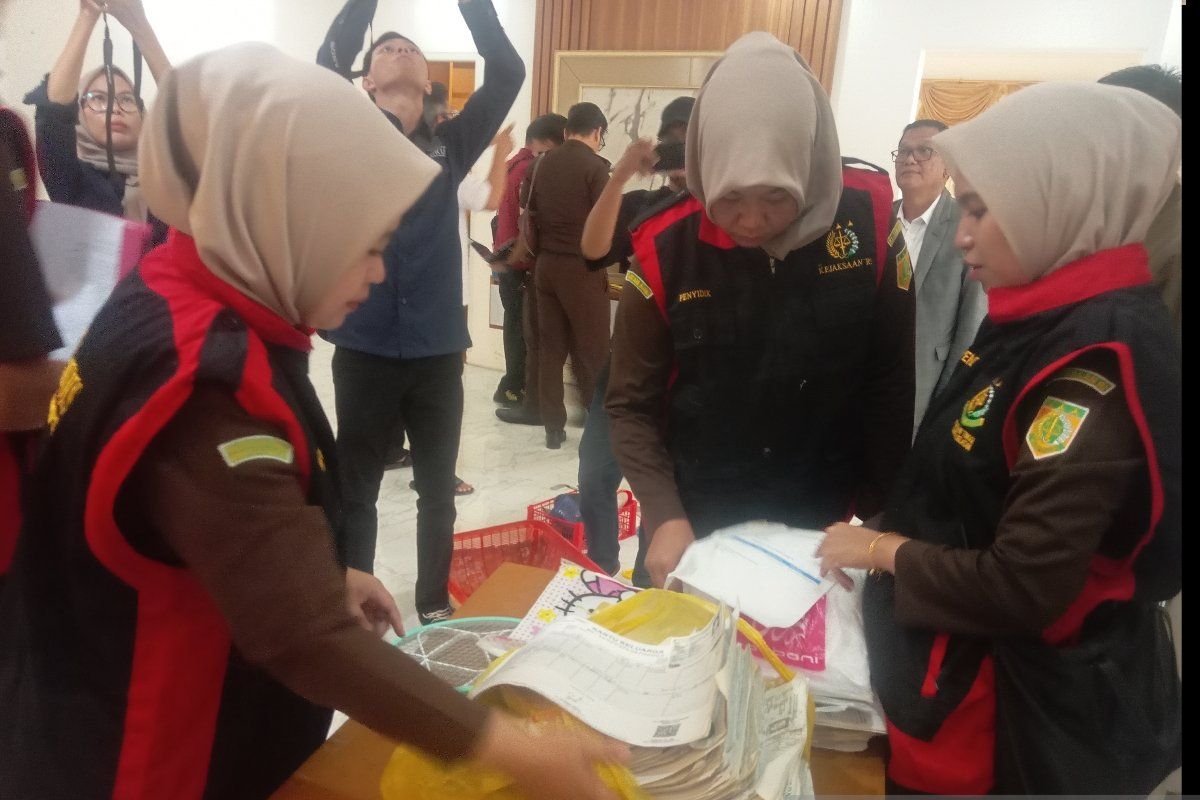 Kejati Sumsel geledah kediaman tersangka kasus uang nasabah bank plat merah