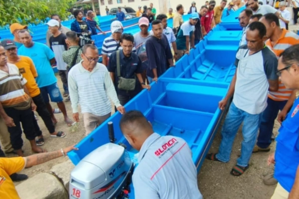Pemkot Ambon serahkan bantuan peralatan tangkap ke 15 kelompok nelayan
