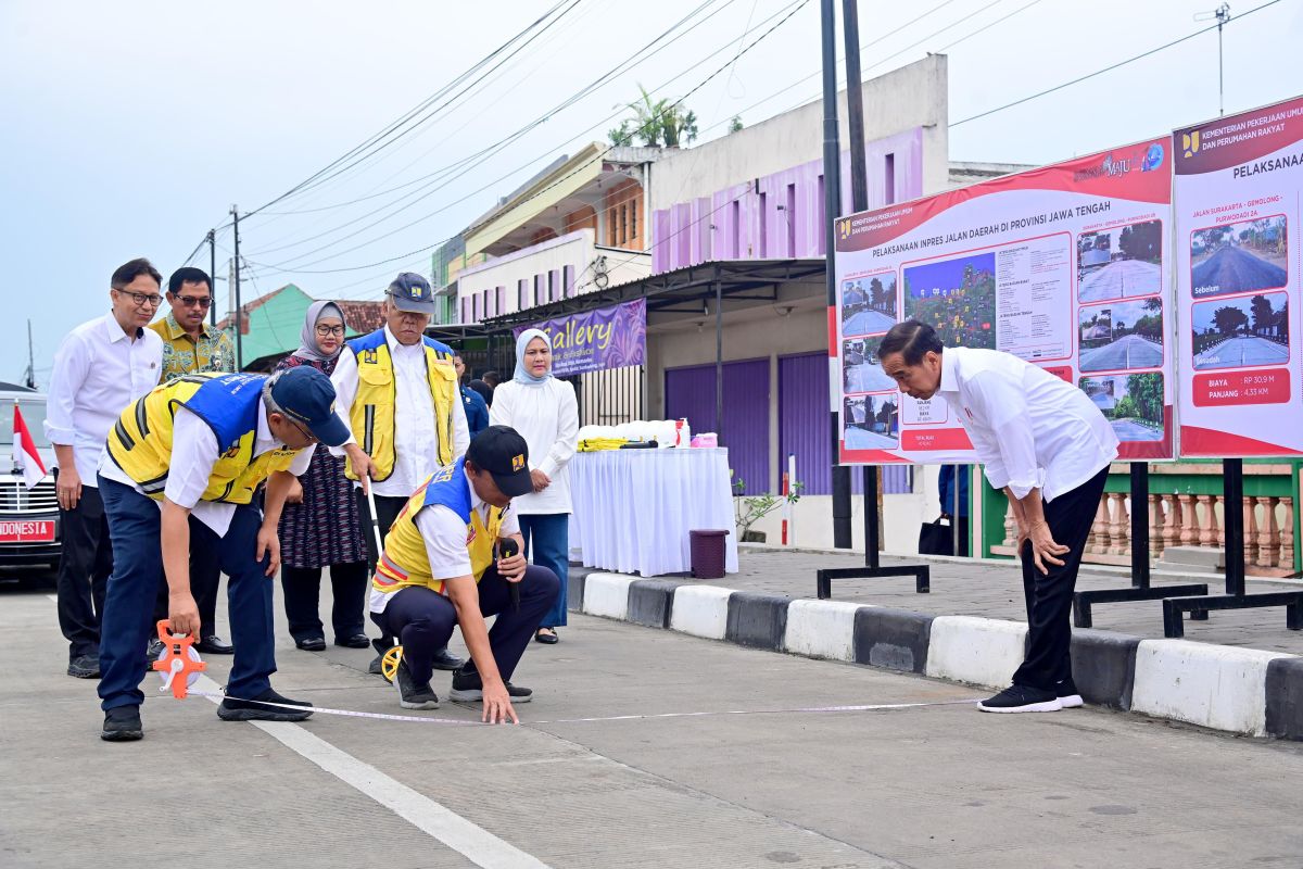 Jokowi inspects repair work on Surakarta-Gemolong-Purwodadi road
