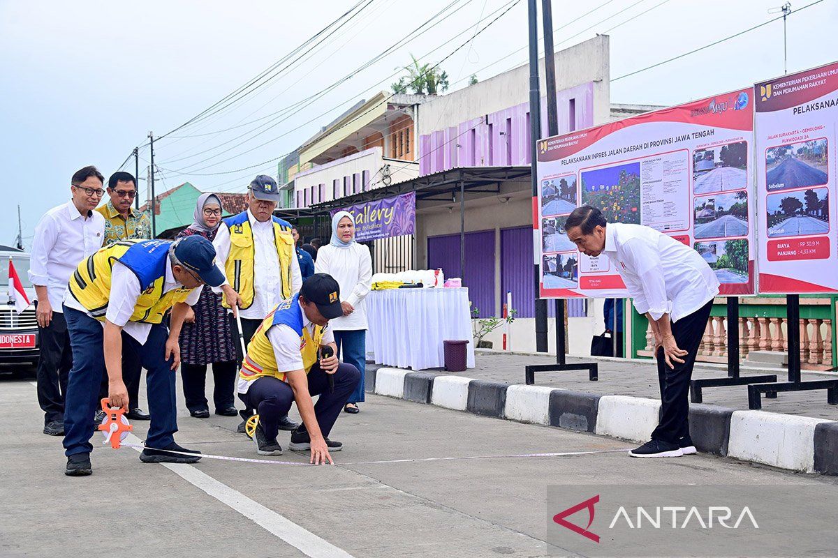 Jokowi lihat perbaikan ruas Jalan Surakarta-Gemolong-Purwodadi Jateng