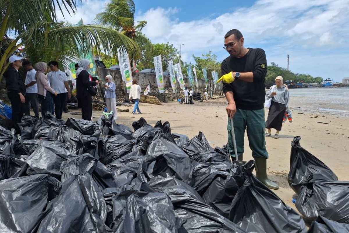 DLH Balikpapan angkat sampah pesisir pantai 9 ton per hari