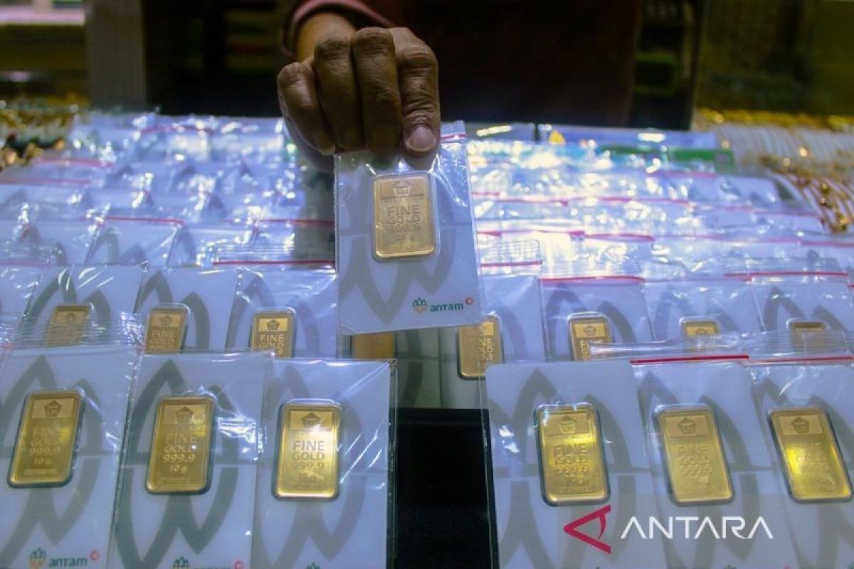 Harga emas batangan Antam Selasa pagi turun Rp2.000 jadi Rp1,125 juta per gram