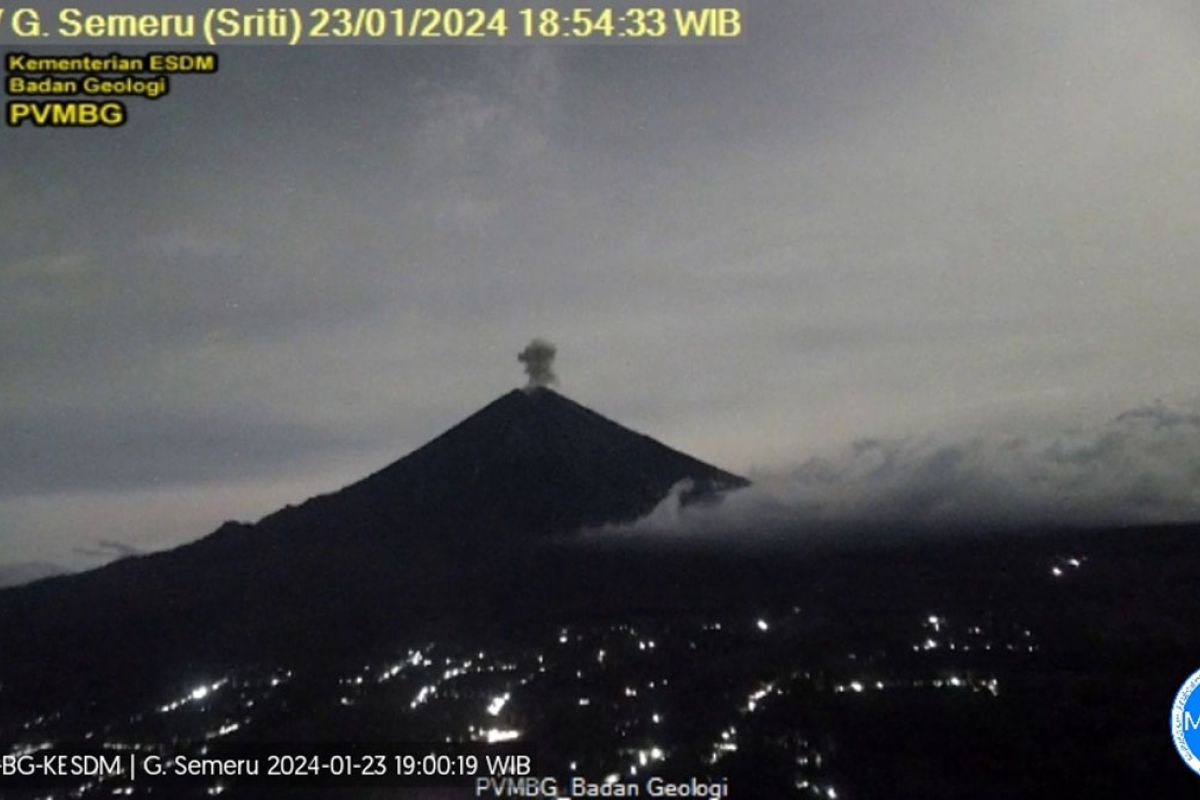 Gunung Semeru alami dua kali erupsi sepanjang Selasa