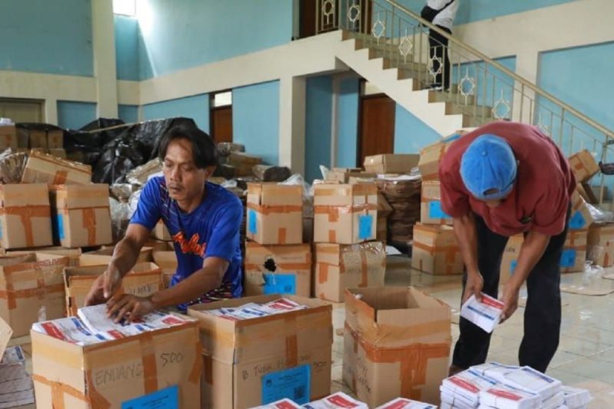 KPU Kota Madiun lakukan pengepakan logistik Pemilu 2024