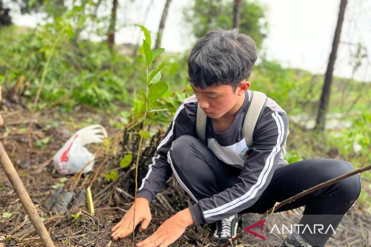 Siswa SMAN 1 Parakan Temanggung tanam 1.000 pohon di lereng Gunung Sumbing