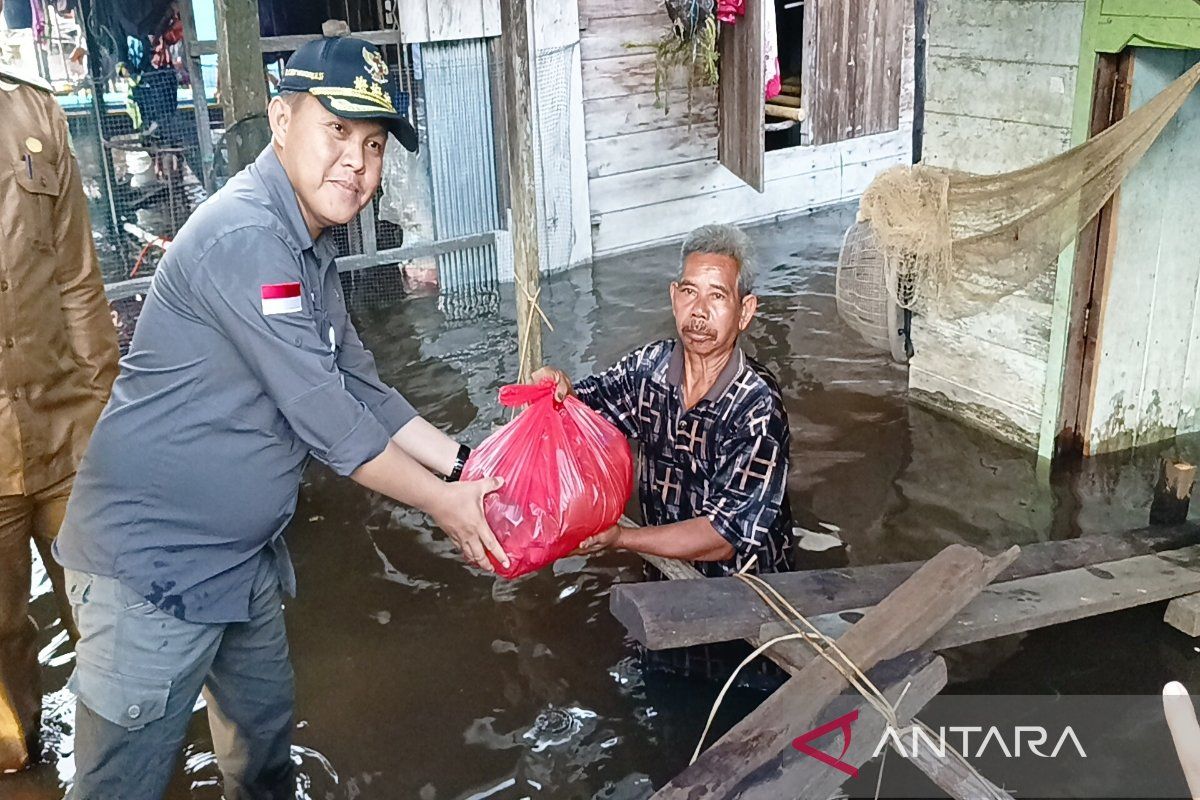 Penjabat Bupati Barsel kembali salurkan bansos korban banjir di dua desa