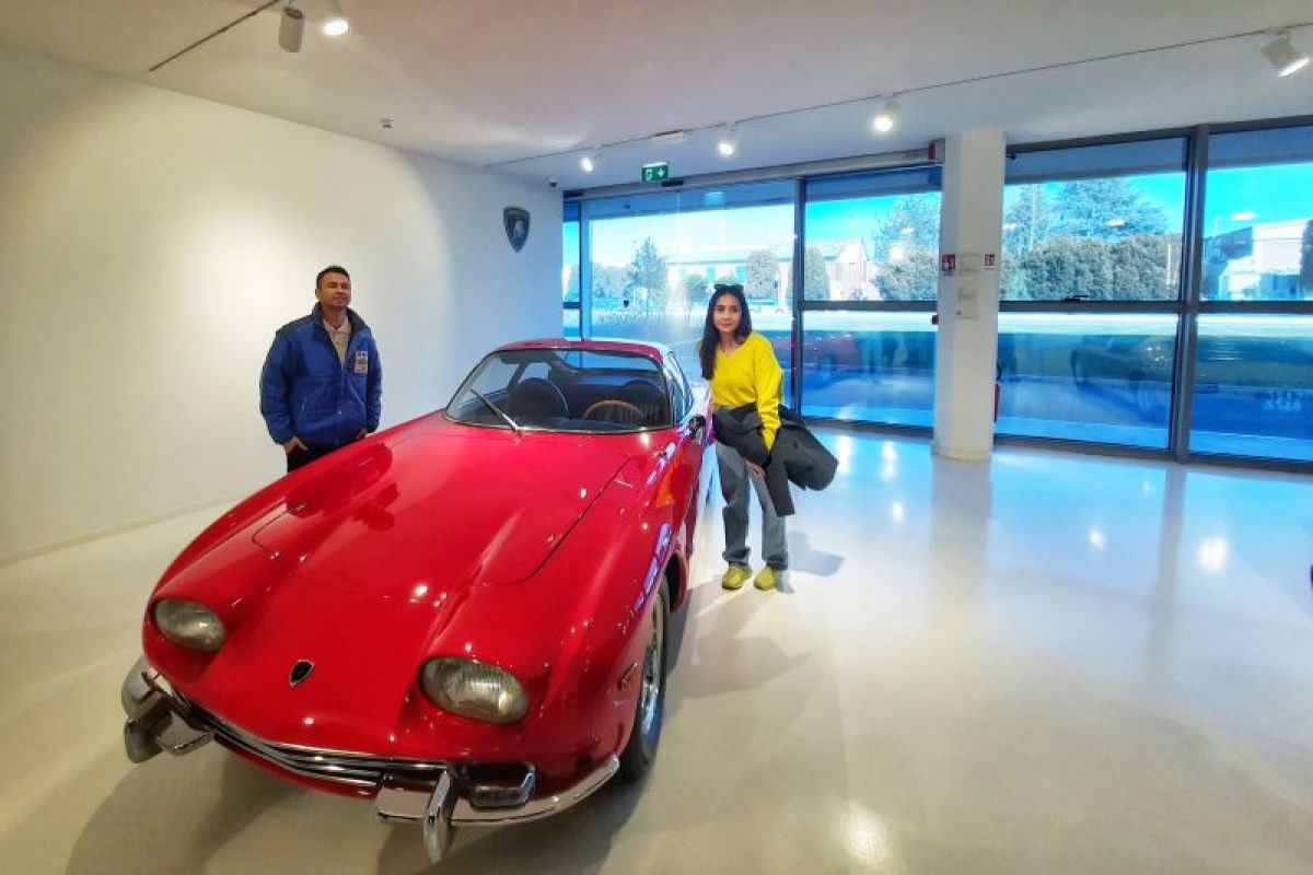 Kunjungi Italia, Raffi Ahmad takjub ada label pertamina di Museum Lamborghini