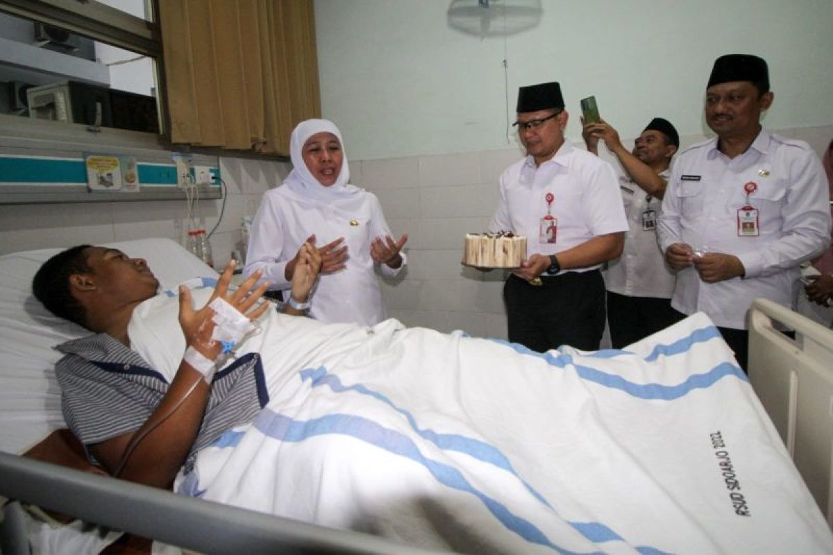 Khofifah jenguk korban kecelakaan SMAN I Sidoarjo