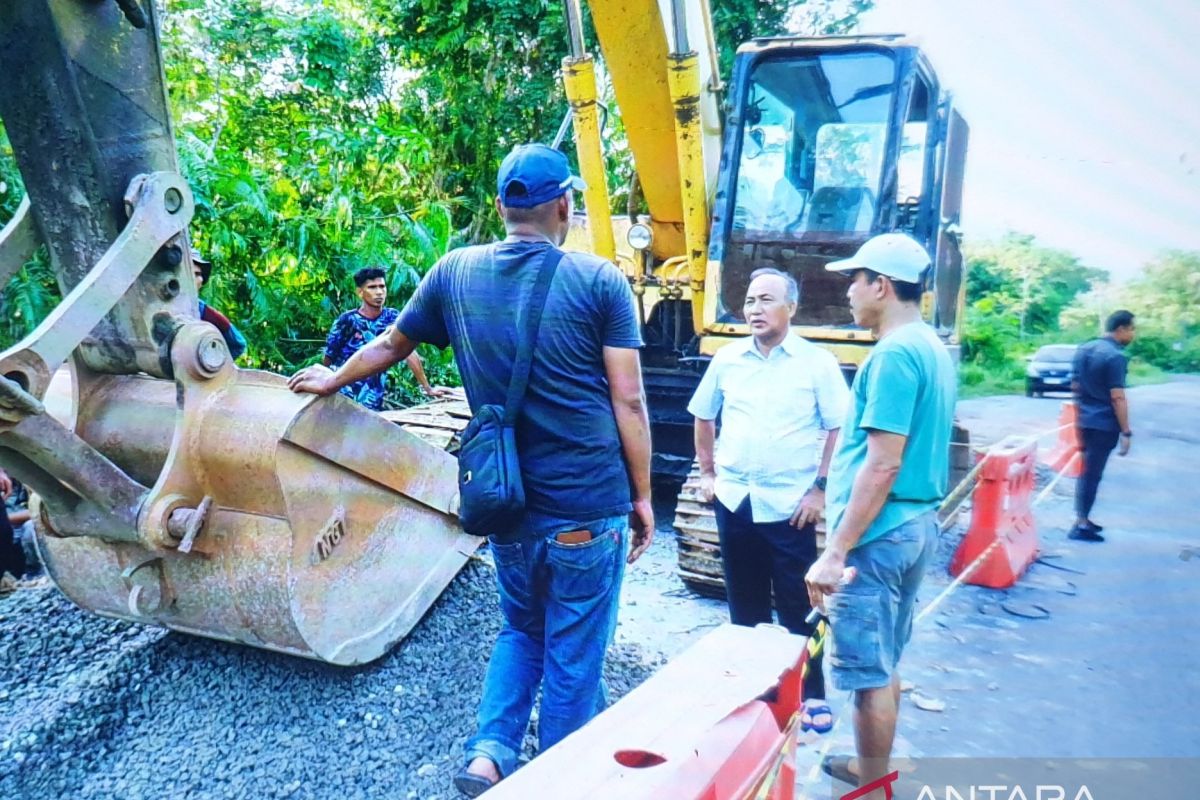 Muba perbaiki jalan amblas akibat banjir di Desa Bailangu