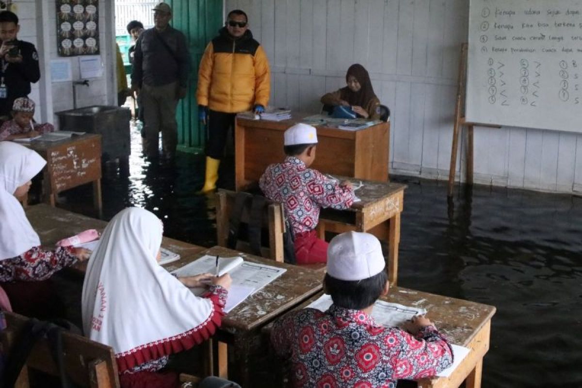 Pj Bupati HSS tinjau sekolah terdampak banjir di wilayah Daha
