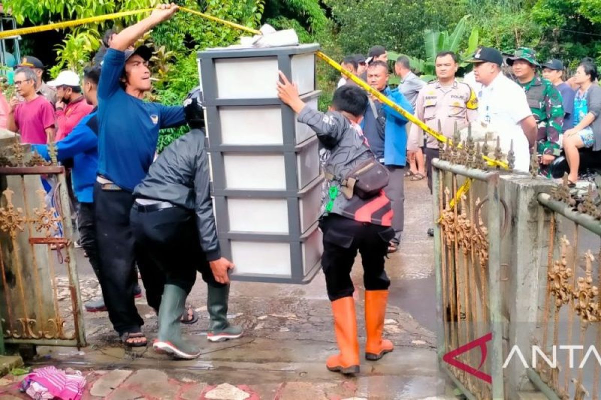 Puluhan warga di Cibadak Sukabumi kehilangan tempat tinggal